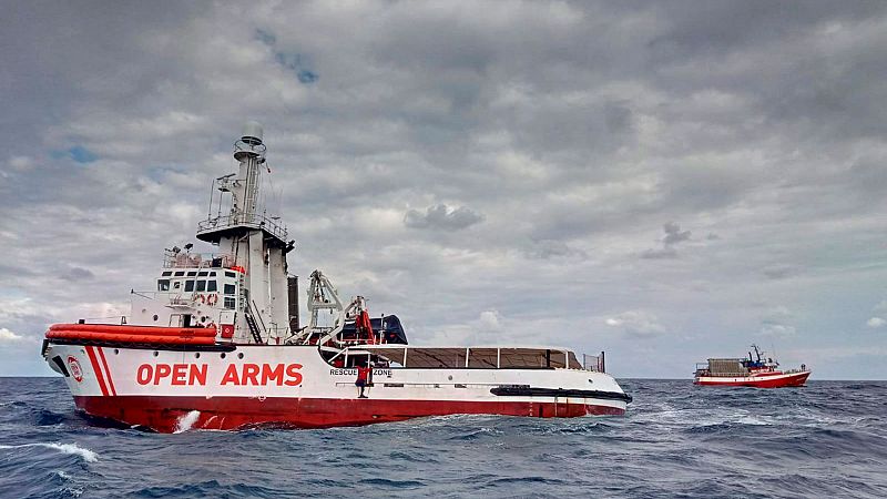 El pesquero 'Nuestra Madre Loreto' decide regresar a España con 11 inmigrantes a bordo