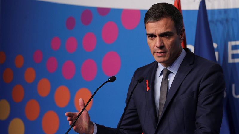 Sánchez aboga por defender la Constitución y la democracia frente al "miedo" tras el auge de Vox
