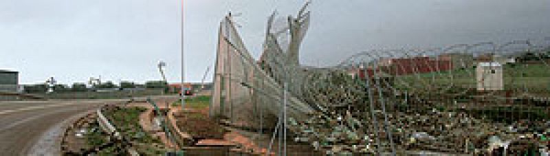 Nuevo intento de asalto de inmigrantes a la valla de Melilla, dañada por las lluvias