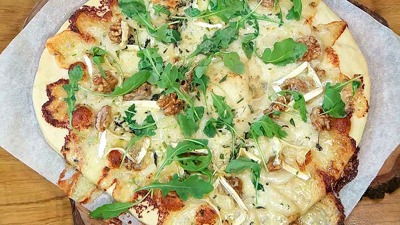 Pizza de quesos, pera y nueces