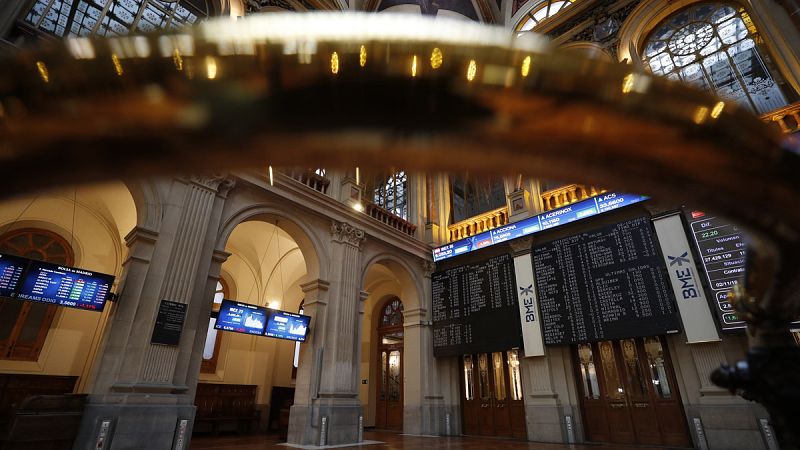 El IBEX pierde un 2,75 % y los 8.800 puntos en su peor sesión desde la crisis catalana de 2017