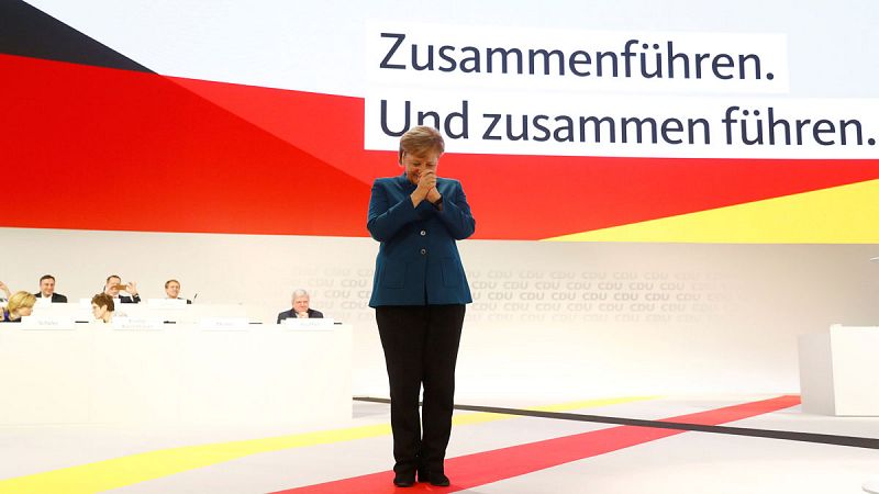 Angela Merkel pide una CDU "centrista y unida" en el congreso de su despedida