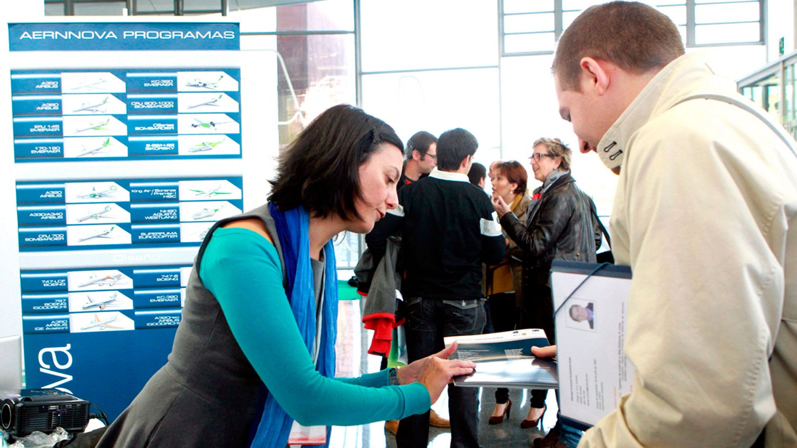 El Gobierno aprueba un plan de choque para reducir en 10 puntos el desempleo entre los jóvenes.