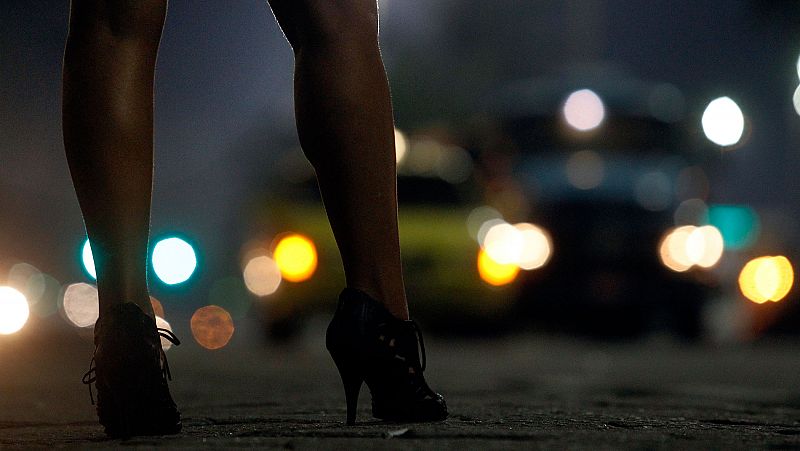 El PSOE propone multar a los clientes de prostitución y castigarles con cárcel si la mujer es menor