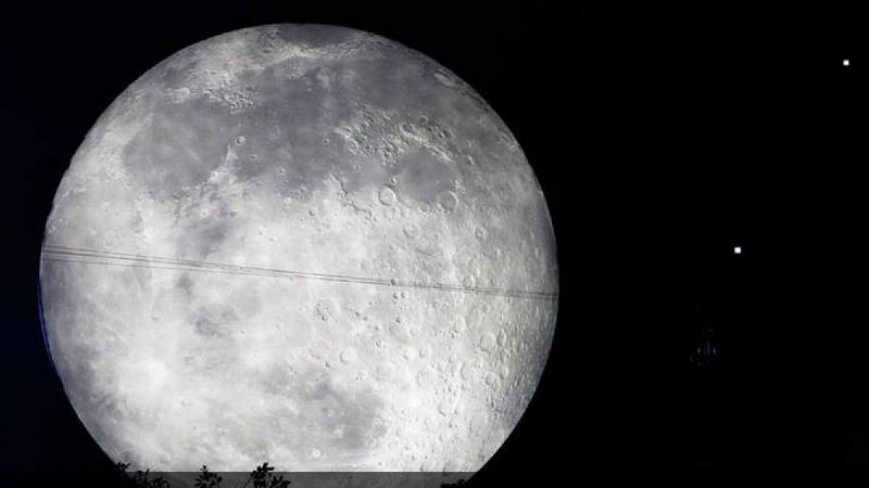 China lanza la sonda con la que explorará la cara oculta de la Luna