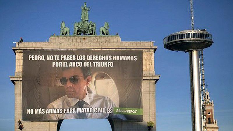 Greenpeace coloca un cartel gigante en Madrid para pedir a Sánchez que deje de vender armas "para matar civiles"