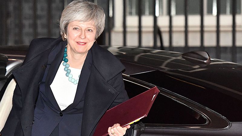 Theresa May retrasa la votación del 'Brexit' en el Parlamento británico para esquivar una derrota