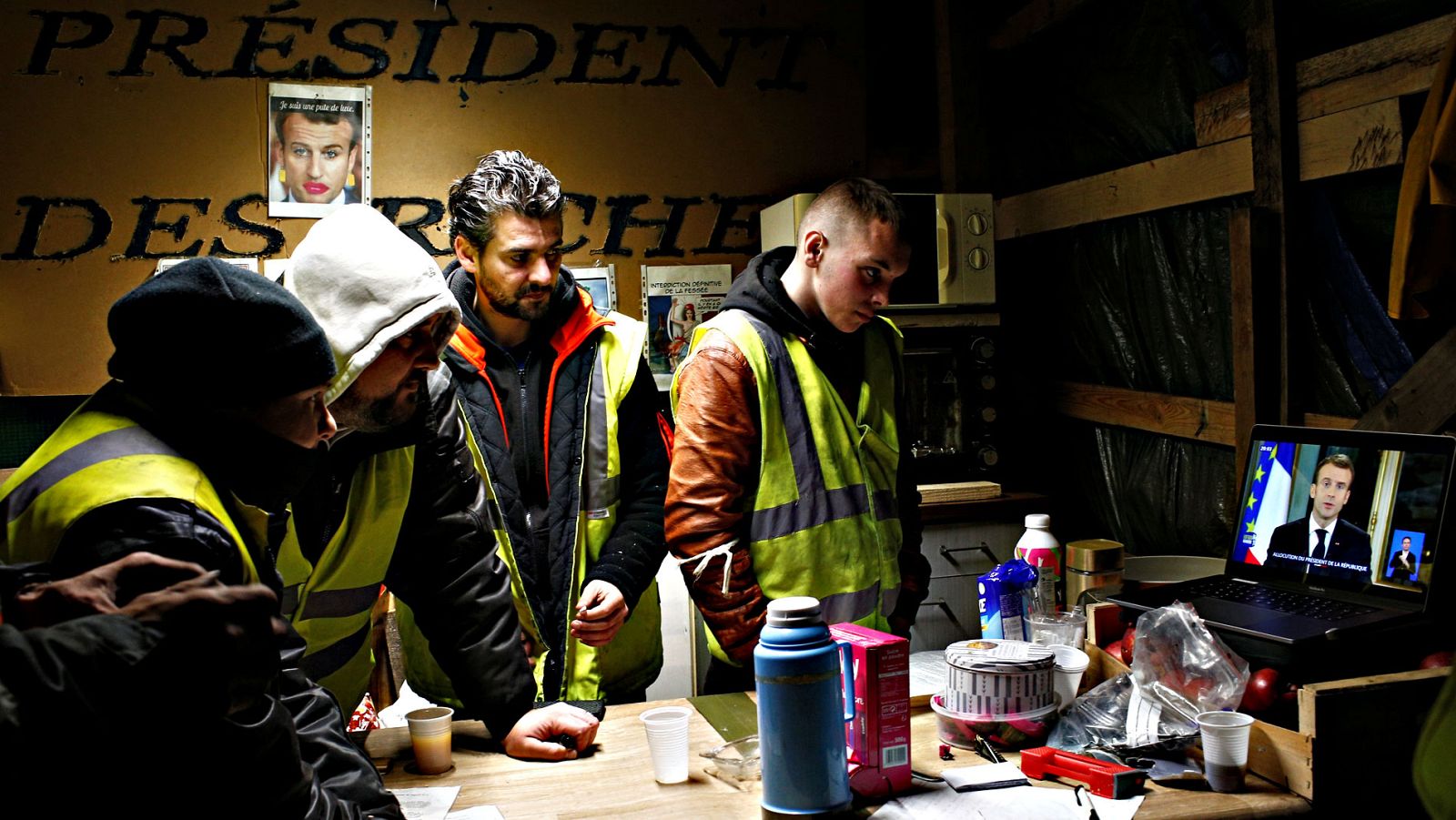 Macron anuncia una subida de cien euros del salario mínimo para intentar aplacar a los 'chalecos amarillos'