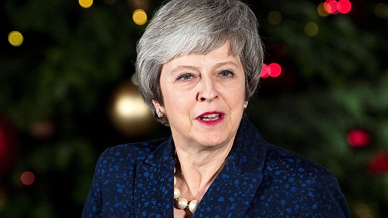 Theresa May supera con holgura la cuestión de confianza de su partido tras renunciar a la reelección