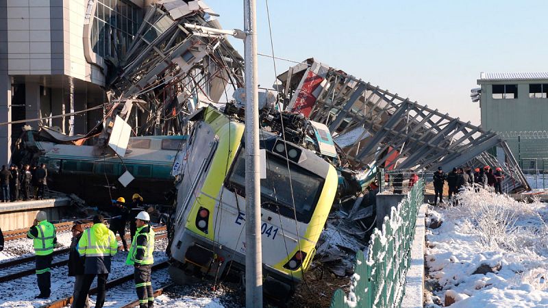 Al menos 9 personas han muerto y 47 han resultado heridas en un accidente de tren en Ankara