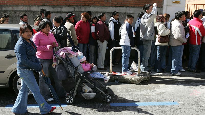 El aumento de la inmigración en los seis primeros meses del año compensa la pérdida de población en España