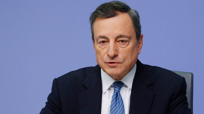 El BCE dejará de comprar bonos en enero pese a empeorar sus previsiones para la eurozona