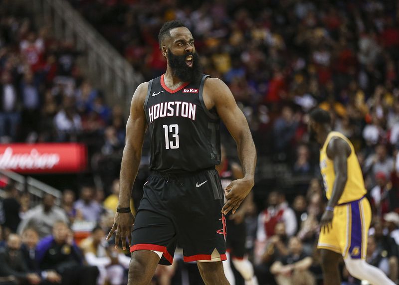 Harden se exhibe ante James con un triple-doble y 50 puntos