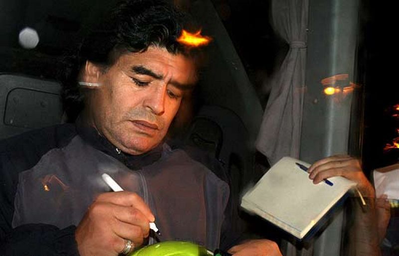 Maradona se ríe de quienes hablan de su inexperiencia