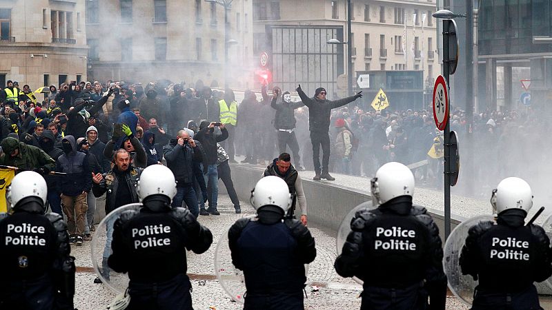 Una marcha de la ultraderecha en Bruselas contra el pacto migratorio de la ONU desemboca en disturbios