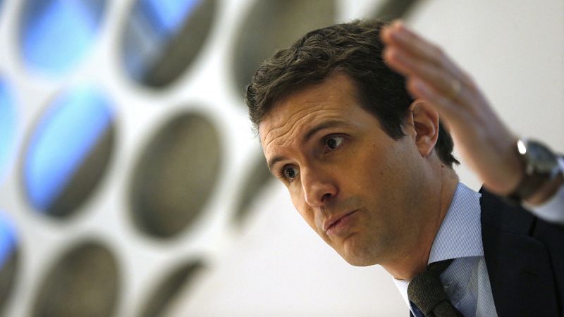 Casado reprocha a Sánchez actitudes "contra la Constitución" y que "mendigue" una reunión con Torra