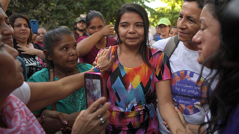 La salvadoreña Imelda Cortez, juzgada por aborto, pacta un cambio de delito para reducir su pena