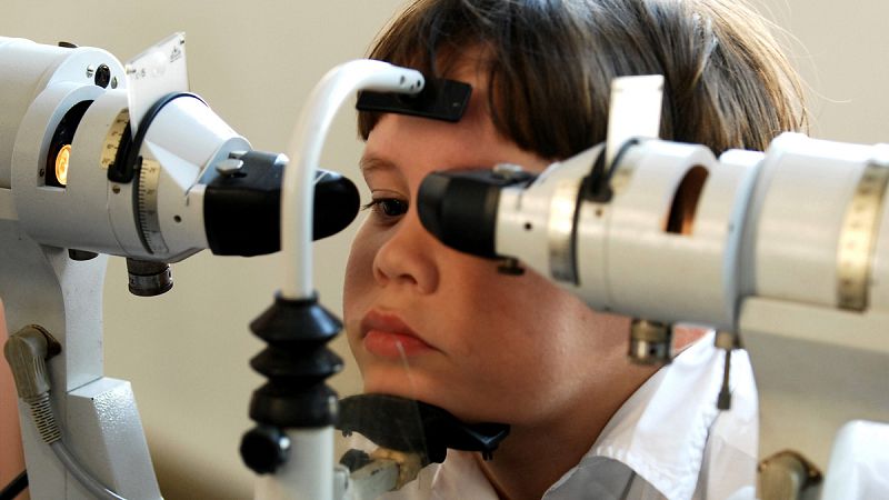 Los expertos advierten de que el uso excesivo de dispositivos electrónicos aumenta el riesgo de miopía en los niños