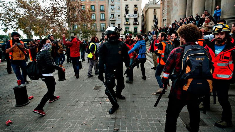 Así hemos contado minuto a minuto el Consejo de Ministros de Barcelona y las protestas independentistas