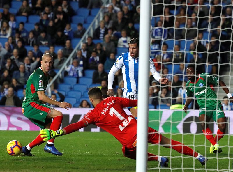 El Alavés mete en serios problemas a una Real Sociedad irreconocible