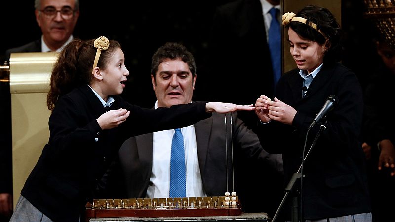 Aya, la niña de los "miiil euros", vuelve a triunfar en un sorteo de Navidad plagado de lágrimas