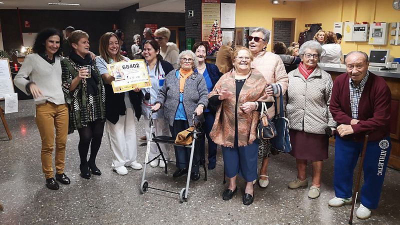 El quinto premio de la Lotería lleva euforia y fiesta a la residencia de mayores de Villaviciosa de Odón