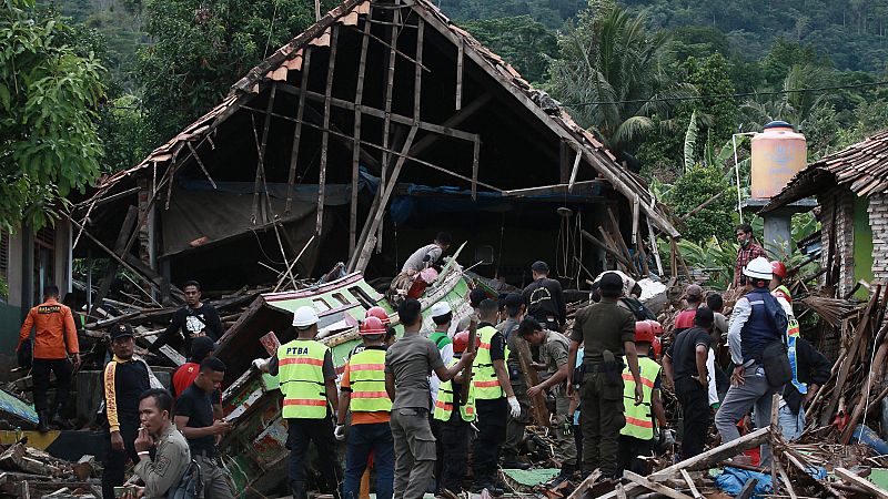 Más de 200 muertos y cerca de 800 heridos por un tsunami en Indonesia