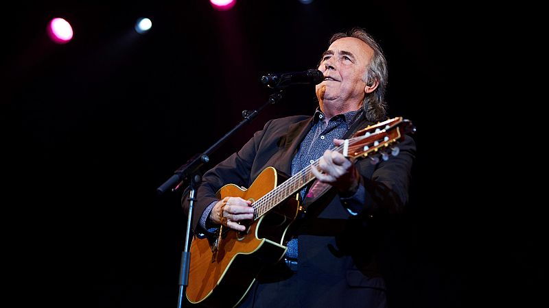 Serrat reprende en un concierto a un espectador que le dijo: "Canta en catalán, que estamos en Barcelona"