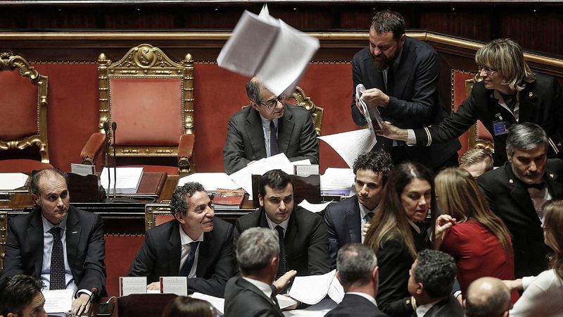 El Senado italiano aprueba los presupuestos tras una maratoniana sesión y entre protestas de la oposición
