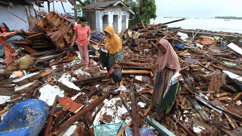 Más de 370 muertos y 1.400 heridos por el tsunami en Indonesia