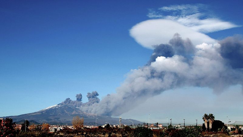 El volcán Etna entra en erupción y obliga a limitar la actividad del aeropuerto de Catania