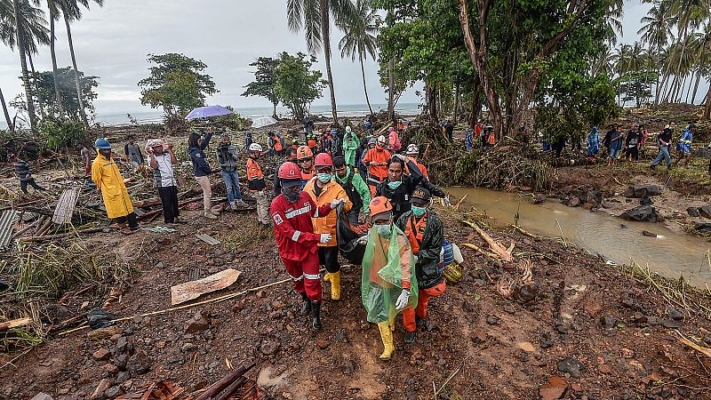 Se elevan a 429 los muertos por el tsunami causado por el volcán Anak Krakatau
