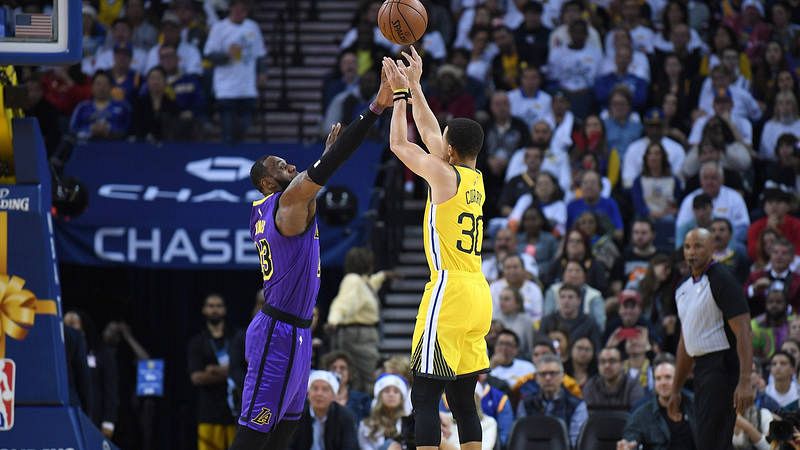 Los Lakers baten a los Warriors pese a la lesión de LeBron; Ricky Rubio anota 14 puntos con los Jazz