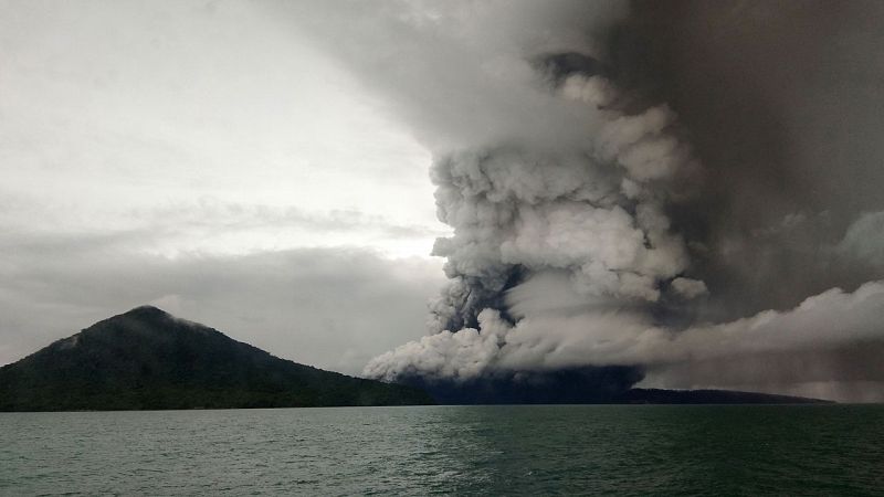 Indonesia eleva la alerta por la actividad del volcán Anak Krakatau que provocó el tsunami
