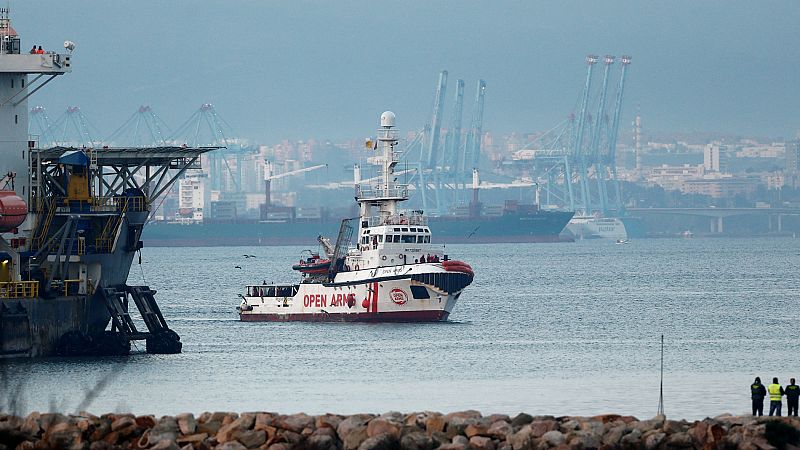 El barco Open Arms llega a la bahía de Algeciras con más de 300 migrantes a bordo