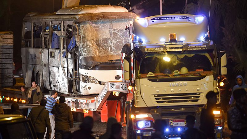 Cuatro muertos y una decena de heridos en un atentado contra un autobús turístico cerca de las pirámides de Giza
