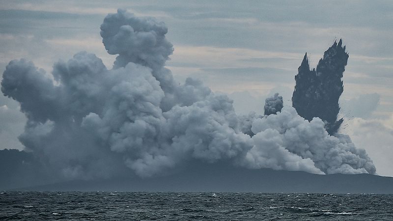 Científicos internacionales estudian el desplome del volcán Anak Krakatau, que ha perdido dos tercios de su altura