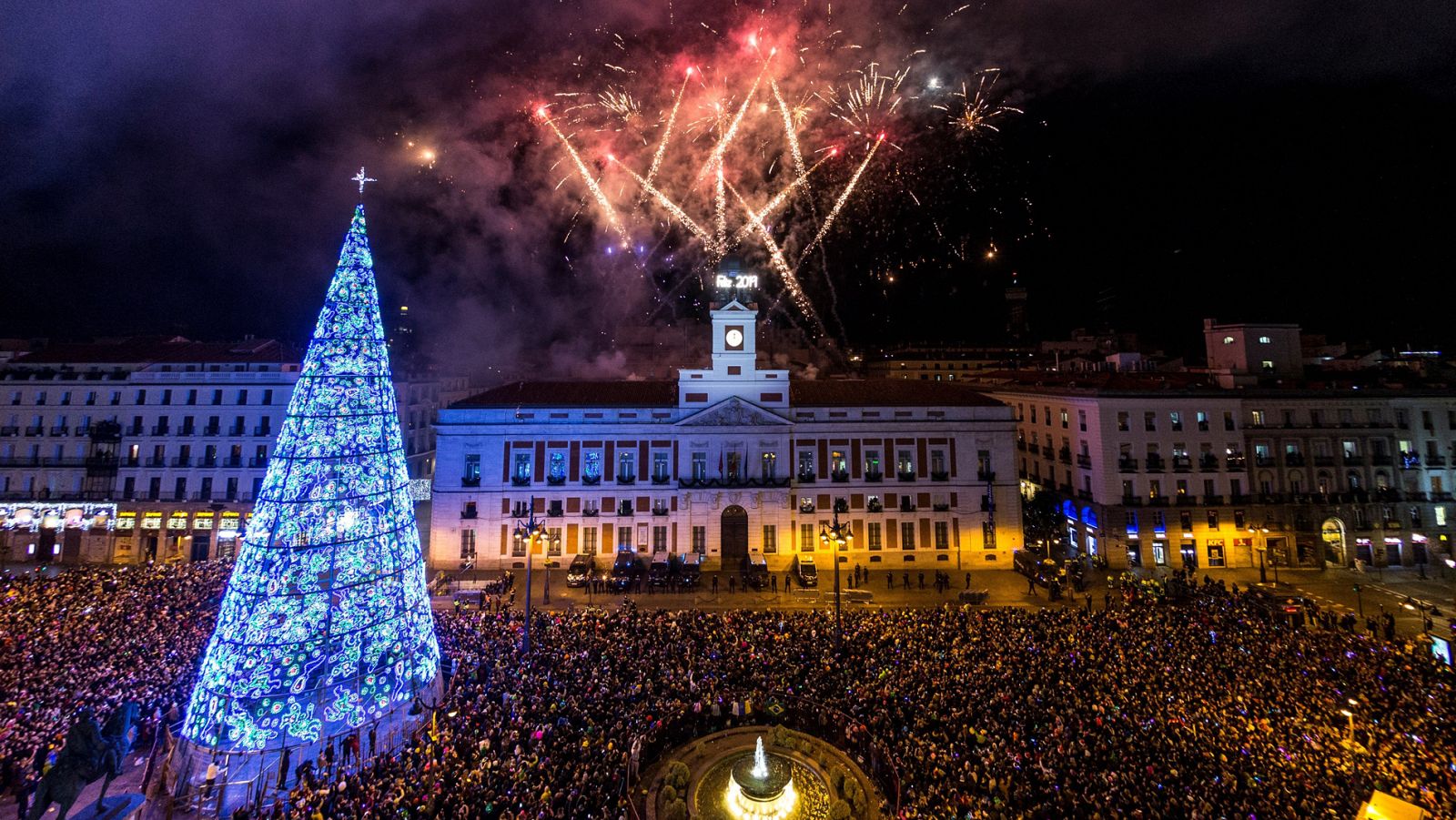 España recibe 2019 con dobles campanadas en la Puerta del Sol