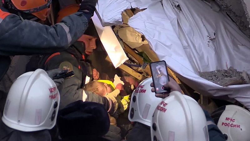Hallan con vida a un bebé bajo los escombros del edificio derrumbado en Rusia, que deja ocho muertos