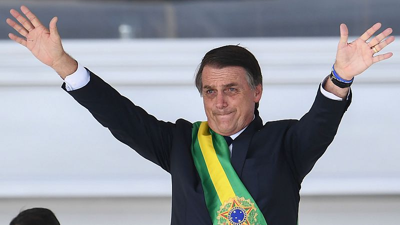 Bolsonaro jura el cargo y promete liberar a Brasil de "la corrupción, la criminalidad y las amarras ideológicas"