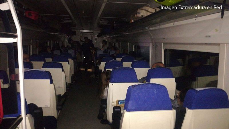 Un tren Badajoz-Madrid deja a los pasajeros en mitad del campo durante horas, de noche y sin luz tras varias averías