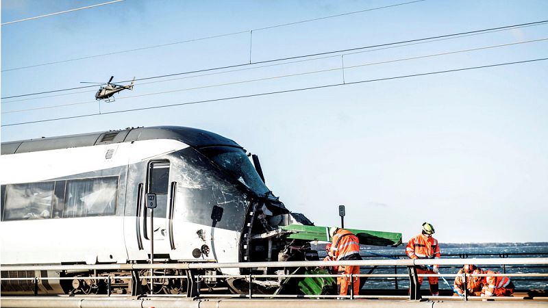 Al menos seis muertos en un accidente de tren en un puente en Dinamarca