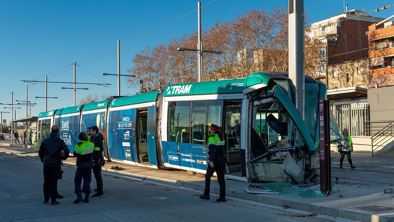 El descarrilamiento de un tranvía en Barcelona deja cuatro heridos, incluida la conductora