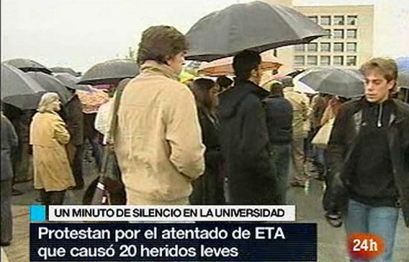 Los estudiantes de la Universidad de Navarra muestran su repulsa al atentado de ETA