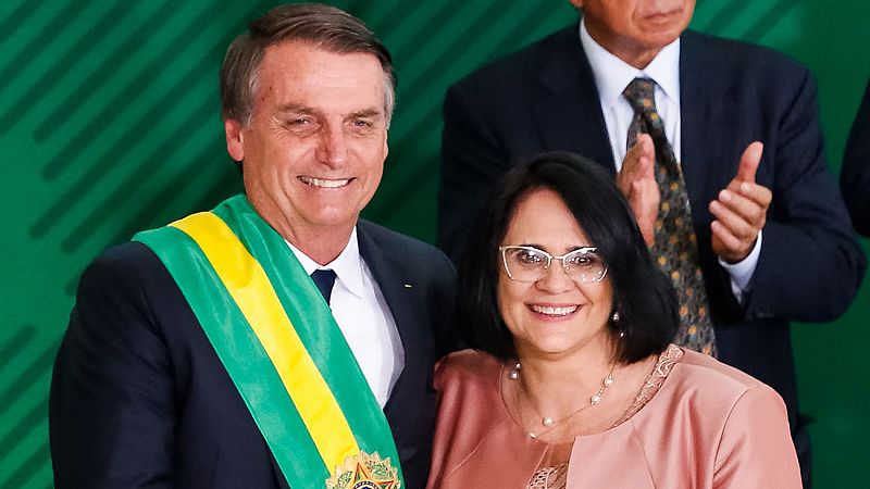 La nueva ministra de Mujer y Familia de Brasil dice que los niños deben vestir de azul y las niñas de rosa