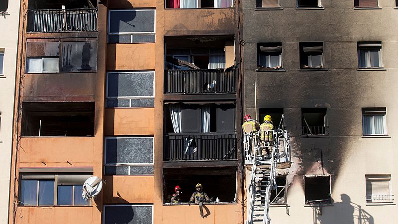 Tres muertos y 16 heridos en el incendio de un edificio de viviendas en Badalona