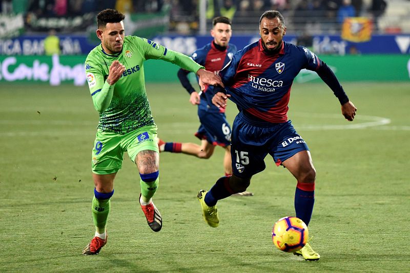 El Huesca remonta para ganar su primer partido en casa en Primera