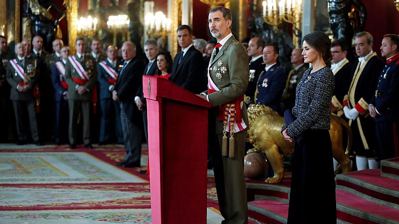 Felipe VI reivindica la enseña nacional como "una bandera de todos", que simboliza "al conjunto de la Nación"