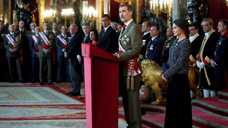 Felipe VI reivindica la enseña nacional como "una bandera de todos", que simboliza "al conjunto de la Nación"
