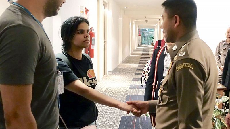 La joven saudí que se atrincheró en Bangkok por las amenazas de su familia queda bajo la protección de ACNUR